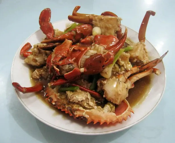 Foto von Krabbe in Austernsauce Kantonesisch – fertig angerichtet