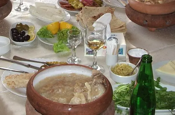 Foto von Armenische Chasch Suppe klassisch – fertig angerichtet