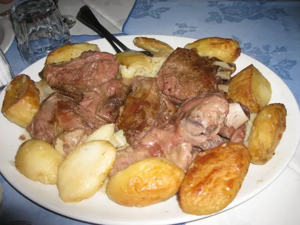 Foto von Griechisches Lamm-Kleftiko klassisch – fertig angerichtet