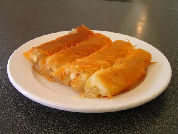 Foto von Levantinisches Kunafa Nabulsi – fertig angerichtet