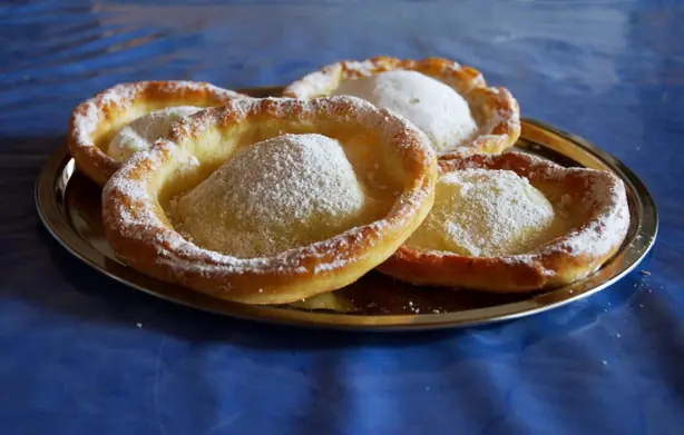 Foto von Klassische Bayerische Knieküchle (2) – fertig angerichtet