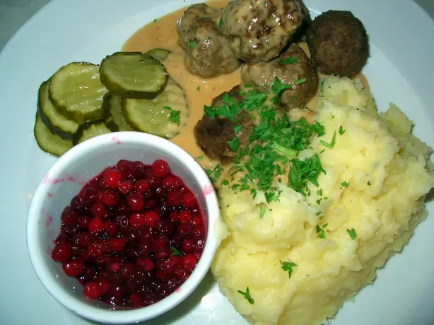 Foto von Köttbullar – Schwedische Fleischbällchen – fertig angerichtet