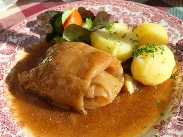 Foto von Klassische Deutsche Kohlrouladen – fertig angerichtet