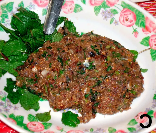 Foto von Thailändisches Rindertartar Koi Wua – fertig angerichtet