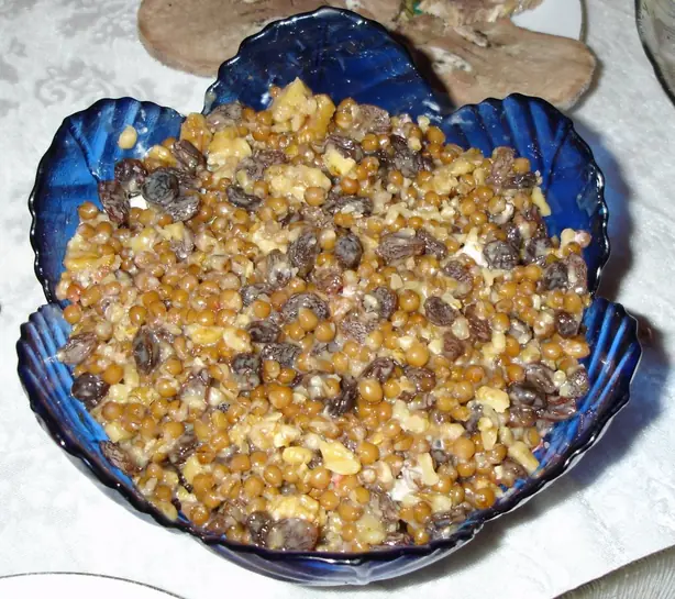 Foto von Klassisches Griechisches Koliva – fertig angerichtet