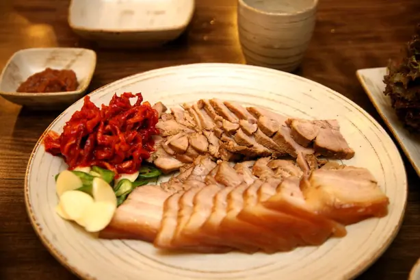 Foto von Koreanisches Bossam Schweinebauch – fertig angerichtet