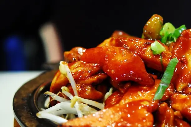 Foto von Scharfes Koreanisches Buldak (Feuerhuhn) – fertig angerichtet