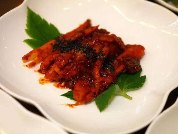 Foto von Koreanisches Deodeok-gui klassisch – fertig angerichtet