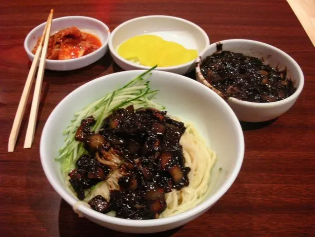 Foto von Koreanische Jjajangmyeon Nudeln – fertig angerichtet