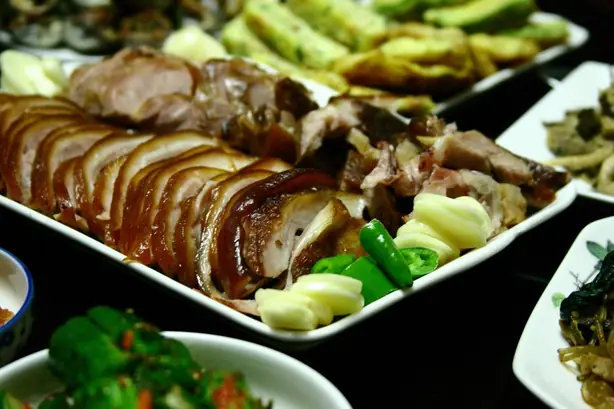 Foto von Nordkoreanische Pyongyang Naengmyeon – fertig angerichtet