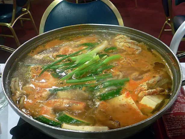 Foto von Koreanischer Meeresfrüchte-Eintopf Haemultang – fertig angerichtet