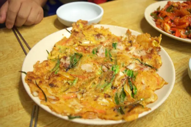 Foto von Koreanische Pajeon klassisch – fertig angerichtet