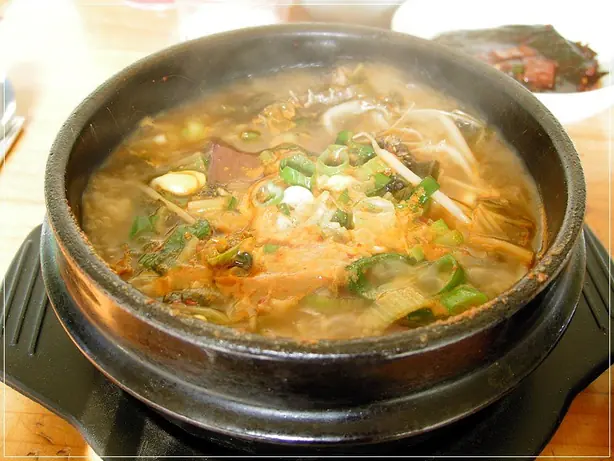 Foto von Koreanische Katersuppe Haejangguk – fertig angerichtet