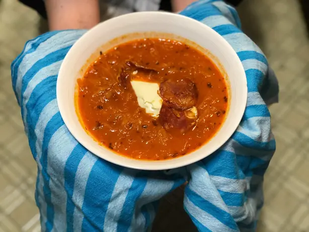 Foto von Ungarische Lumpensuppe Korhelyleves – fertig angerichtet