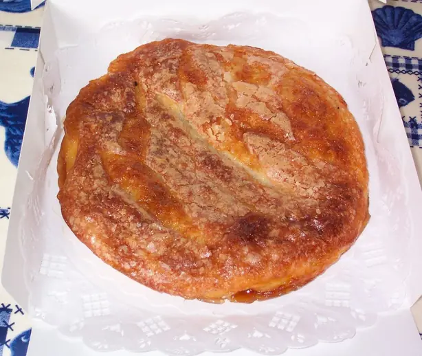 Foto von Bretonischer Kouign-amann Klassisch – fertig angerichtet