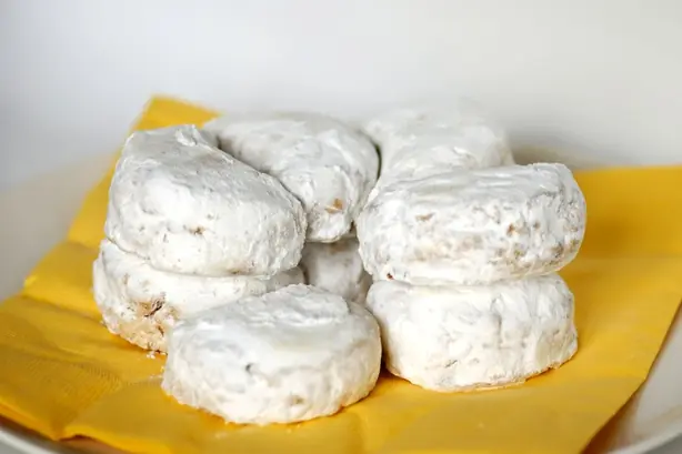 Foto von Klassische Griechische Kourabiedes – fertig angerichtet