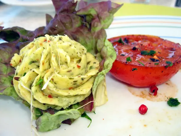Foto von Französische Kräuterbutter Maître d'Hôtel – fertig angerichtet