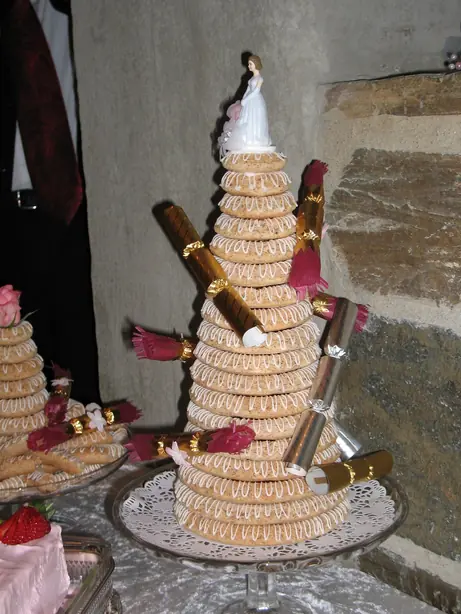 Foto von Dänischer Kransekage klassisch (2) – fertig angerichtet