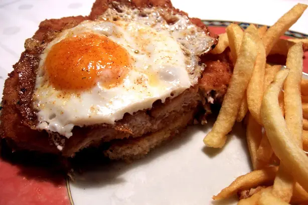 Foto von Rheinisches Krüstchen mit Spiegelei – fertig angerichtet