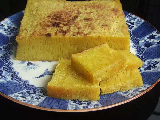 Foto von Indonesischer Bika Ambon mit Pandan – fertig angerichtet