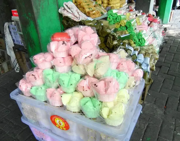 Foto von Indonesischer Dampfkuchen Bolu Kukus – fertig angerichtet