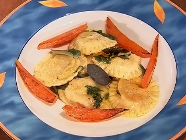 Foto von Kürbis-Ravioli mit Salbei – fertig angerichtet