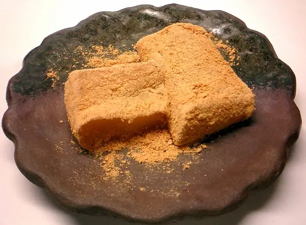 Foto von Japanische Warabimochi klassisch – fertig angerichtet