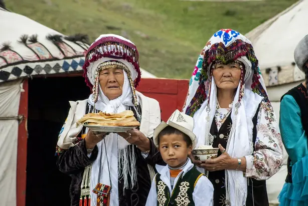 Kyrgyz women and child offering bread and salt – Foto: Theklan (CC BY-SA 4.0)