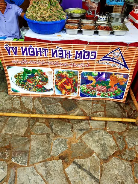 Foto von Huế Cơm Hến mit Muscheln – fertig angerichtet