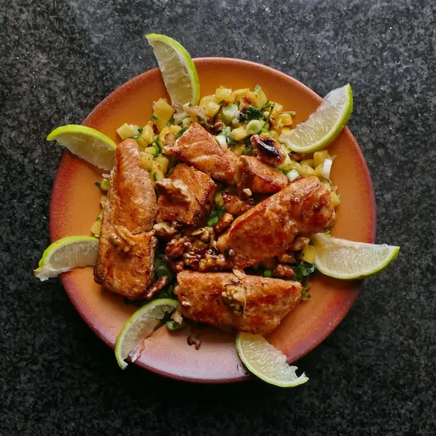 Foto von Lachs mit Walnuss-Salsa – fertig angerichtet