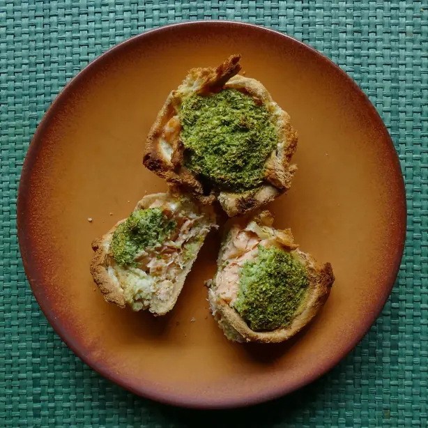 Foto von Lachstörtchen mit Brokkoli – fertig angerichtet