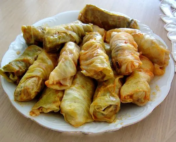 Foto von Klassische Türkische Sarma Weinblätter – fertig angerichtet