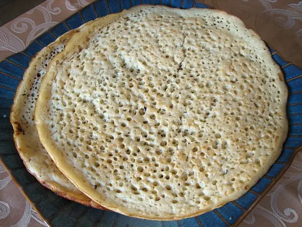 Foto von Jemenitisches Fladenbrot Lahoh (2) – fertig angerichtet