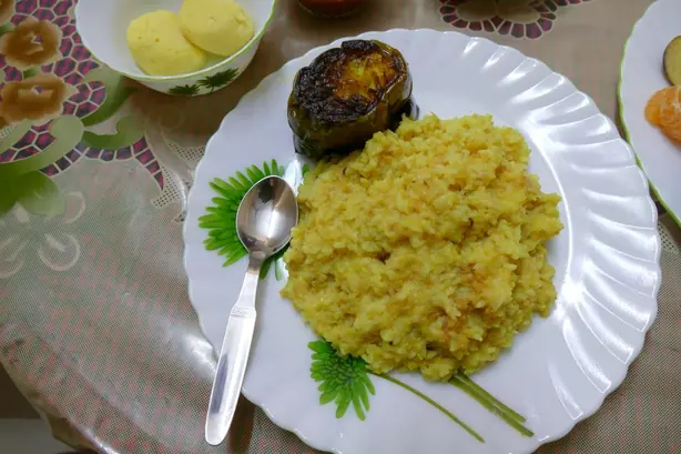 Foto von Indisches Khichdi Reisgericht – fertig angerichtet