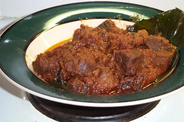 Foto von Indonesisches Rendang Klassisch (2) – fertig angerichtet