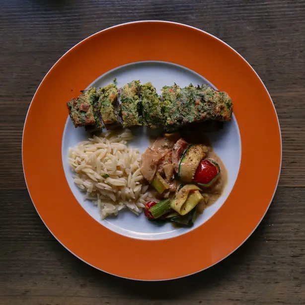 Foto von Lamm mit Kräuterkruste – fertig angerichtet