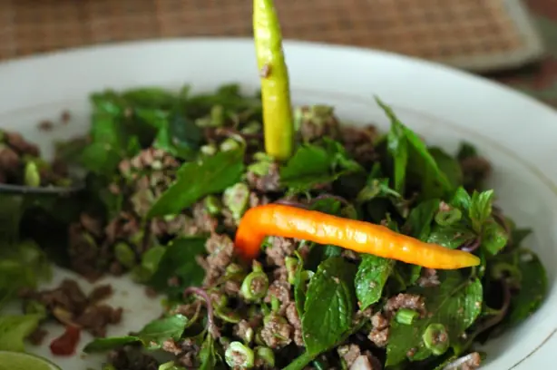 Foto von Laotisches Laap Gai Klassisch – fertig angerichtet