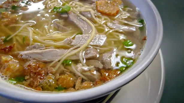 Foto von Filipinische La Paz Batchoy Suppe – fertig angerichtet