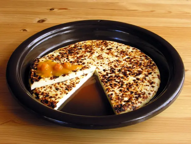 Foto von Finnischer Leipäjuusto mit Moltebeeren – fertig angerichtet