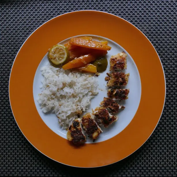 Foto von Limetten-Möhren mit Hähnchen – fertig angerichtet