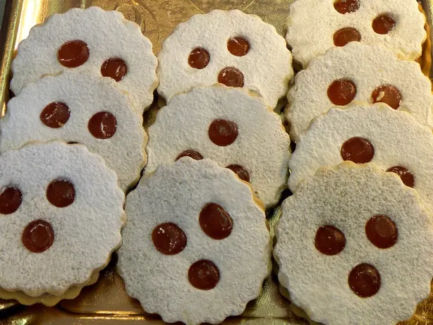 Foto von Klassische Linzer Augen – fertig angerichtet