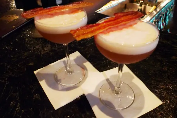 Foto von Bacon Martini mit geräuchertem Speck – fertig angerichtet