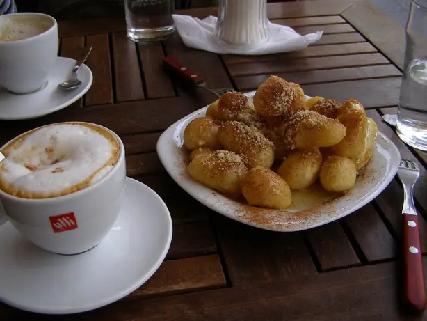 Foto von Türkische Lokma in Sirup – fertig angerichtet