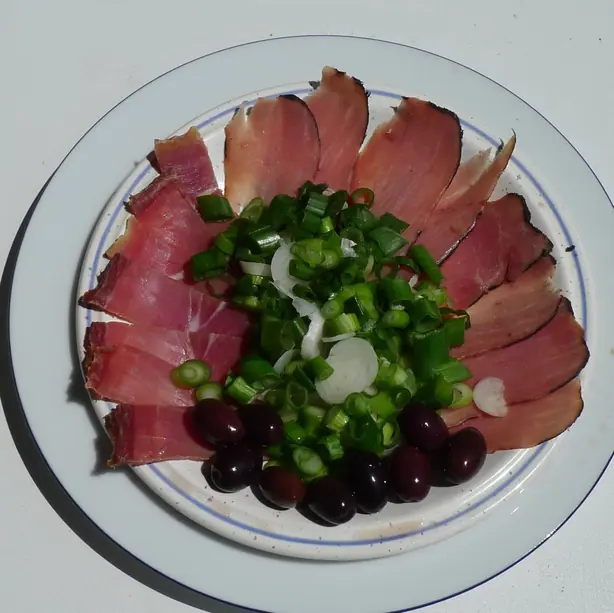 Foto von Zypriotische Lountza hausgemacht – fertig angerichtet