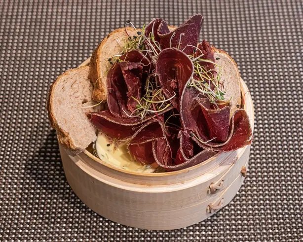 Foto von Schweizer Bündnerfleisch hausgemacht – fertig angerichtet