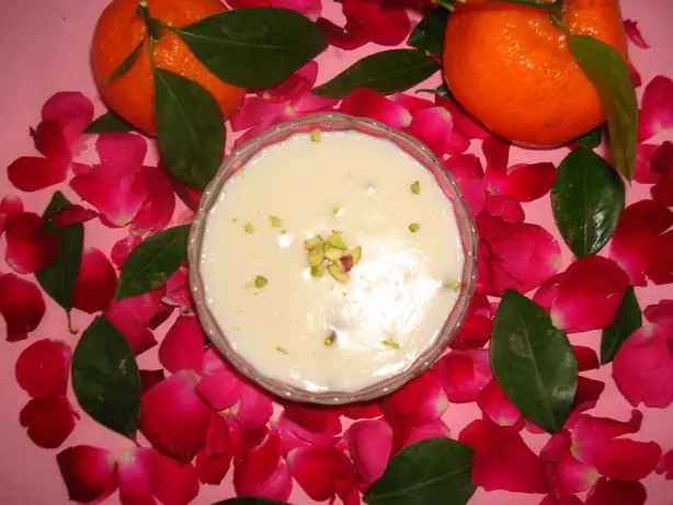 Foto von Klassischer Muhallebi Milchpudding – fertig angerichtet