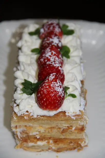 Foto von Französisches Mille-feuille klassisch – fertig angerichtet