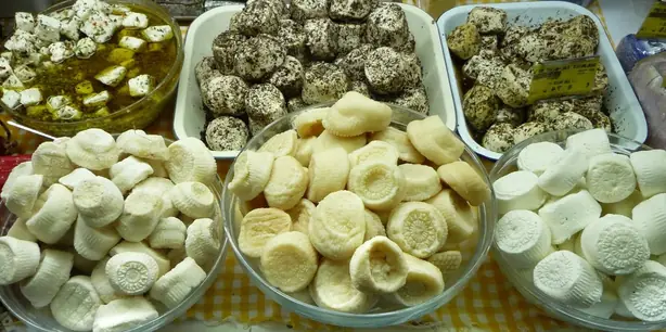 Foto von Maltesischer Ġbejna Frischkäse – fertig angerichtet