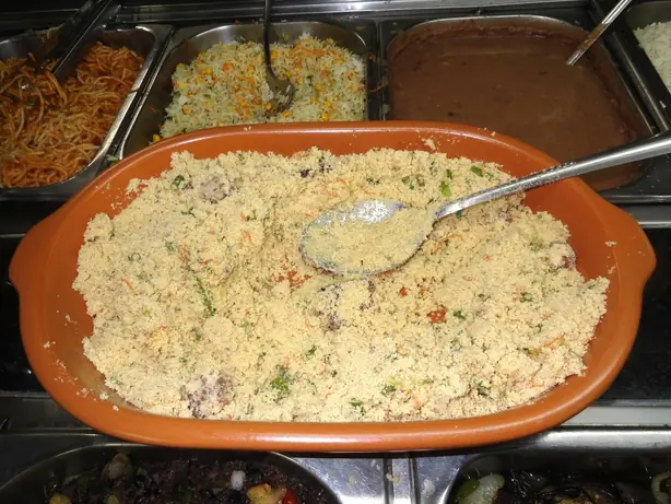 Foto von Brasilianische Farofa klassisch (2) – fertig angerichtet