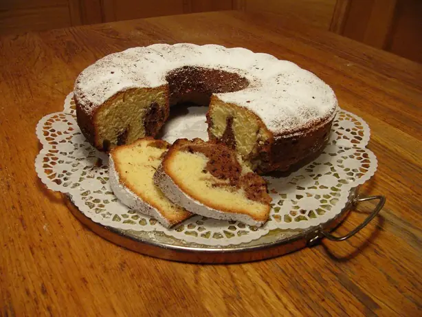 Foto von Klassischer Marmorkuchen – fertig angerichtet